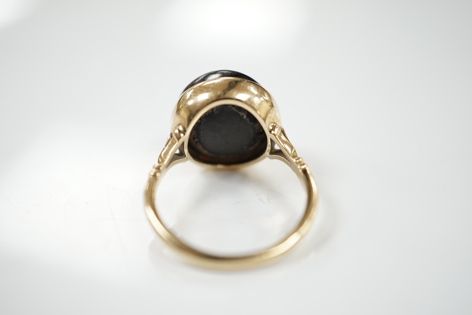 A modern 9ct gold and single stone cabochon black star sapphire set ring, size O/P, gross weight 6.3 grams. Condition - poor to fair